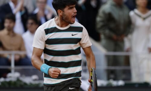 Alcaraz odvrátil tri mečbaly, druhýkrát po sebe ovládol Roland Garros