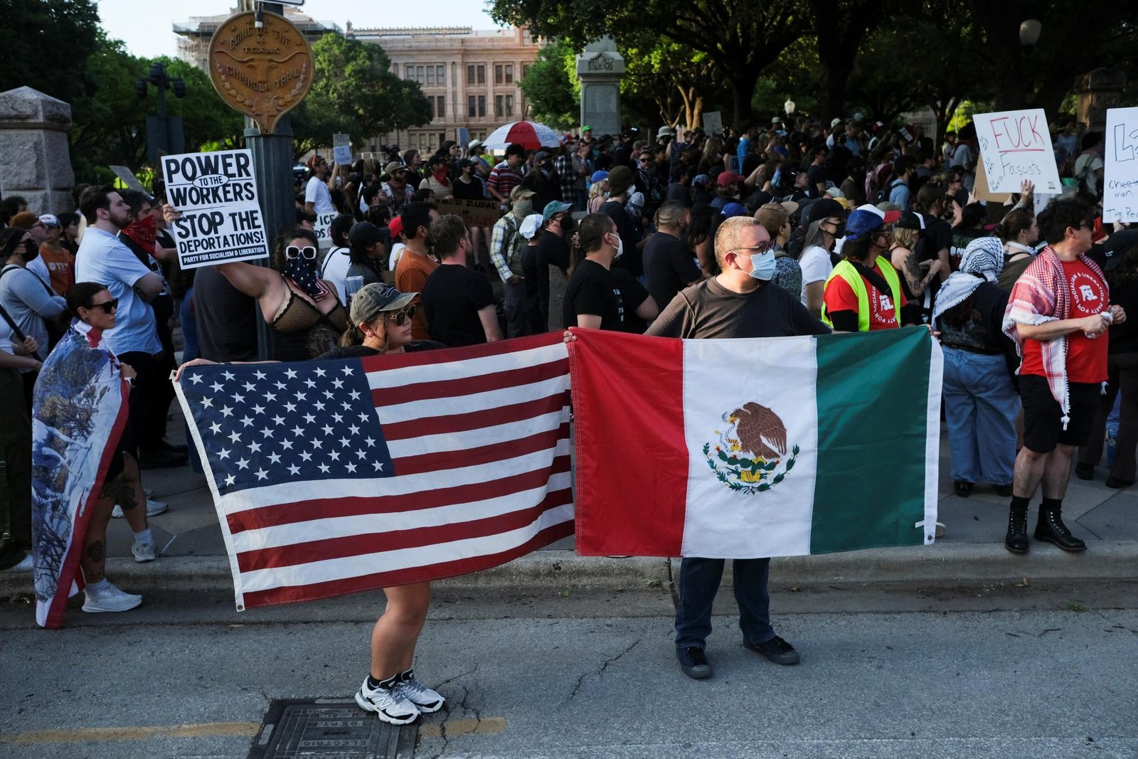 Protesty v USA eskalujú, bezpečnosť posilňuje už aj Texas. Do štátu smeruje Národná garda Protesty v USA eskalujú, bezpečnosť posilňuje už aj Texas. Do štátu smeruje Národná garda
