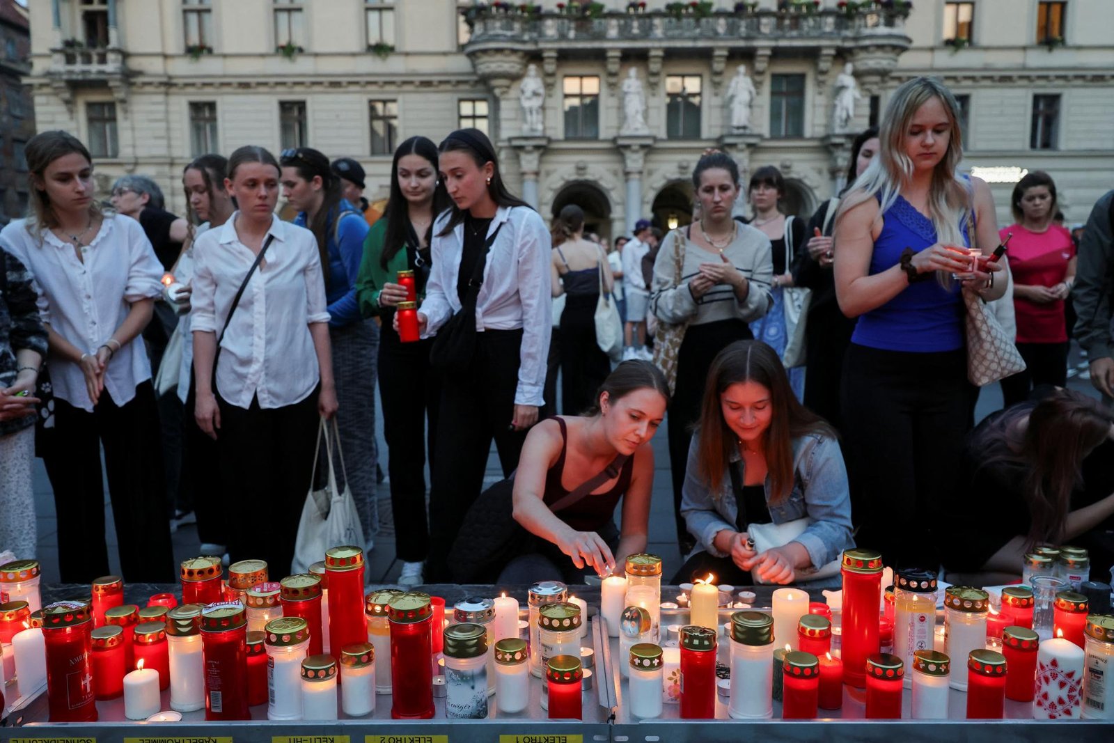 Medzi obeťami streľby v Grazi je aj sedemnásťročný Francúz, potvrdil Paríž Medzi obeťami streľby v Grazi je aj sedemnásťročný Francúz, potvrdil Paríž