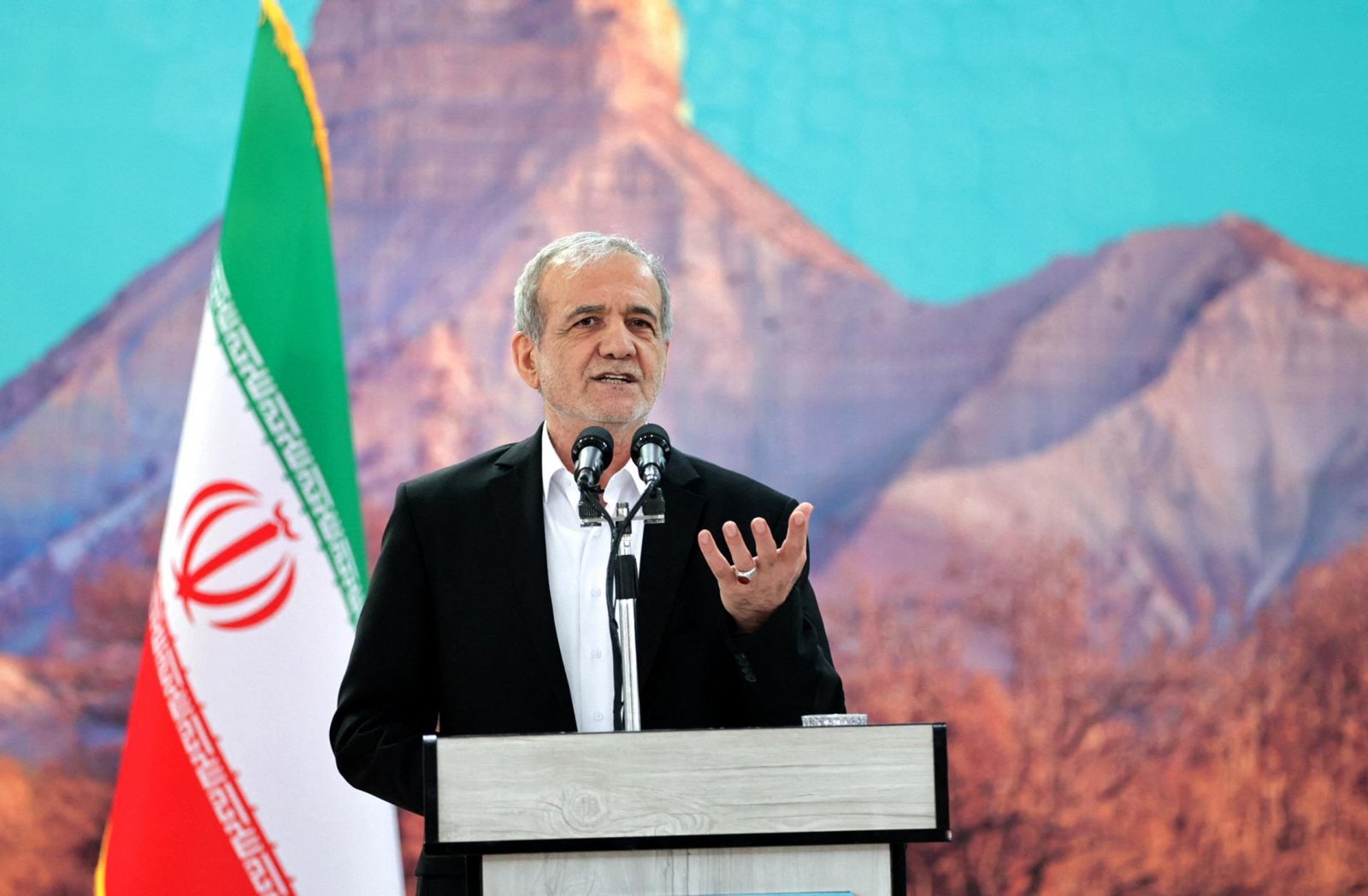 Irán sa za žiadnych okolností nemieni vzdať jadrového programu, vyhlásil Pezeškiján
