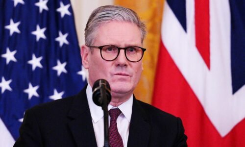 Británia posiela na Blízky východ ďalšie stíhačky, tvrdí po varovaní Teheránu Starmer