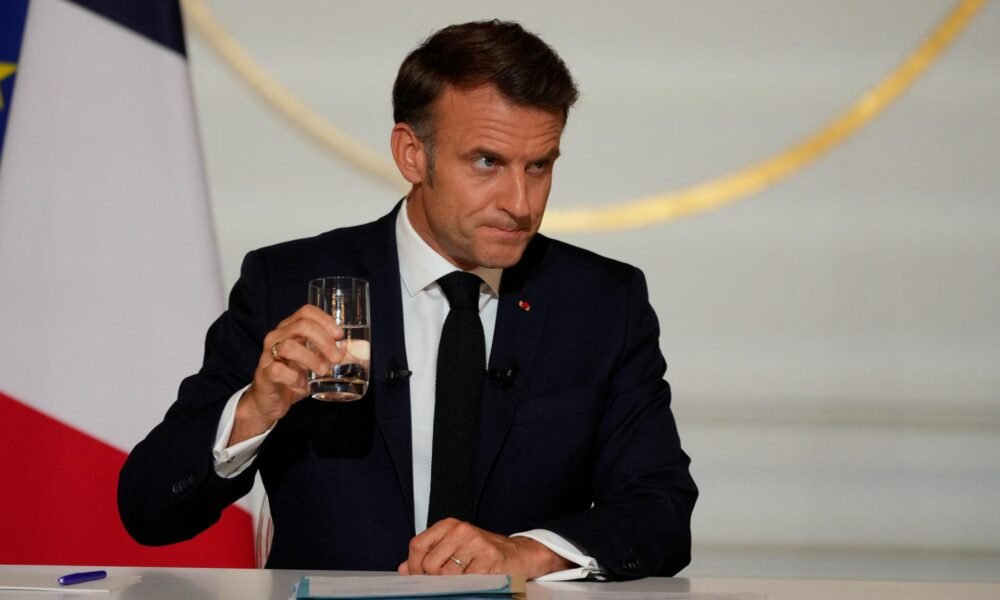 Macron vyzval iránskeho prezidenta na rýchly návrat k rozhovorom s USA o jadrovom programe