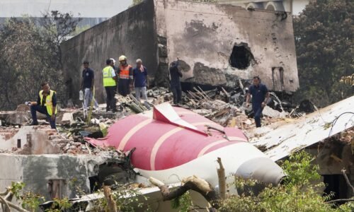 Pilot Air India vyslal núdzový signál ani nie minútu pred pádom, uviedla vláda. Nehodu prežil iba jeden človek