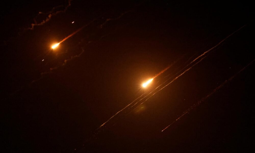 Irán začal nový raketový útok na Izrael, na viacerých miestach znejú sirény