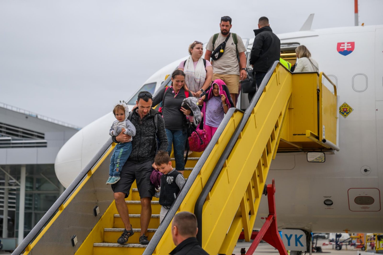Slovensku sa podarilo zabezpečiť ďalší evakuačný let z Blízkeho východu, previezol 24 ľudí Slovensku sa podarilo zabezpečiť ďalší evakuačný let z Blízkeho východu, previezol 24 ľudí