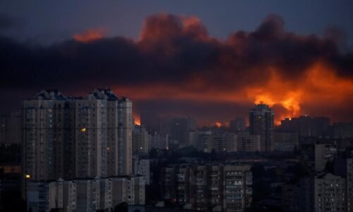 Rusi útočili na Kyjev dronmi aj raketami, zahynulo 14 ľudí
