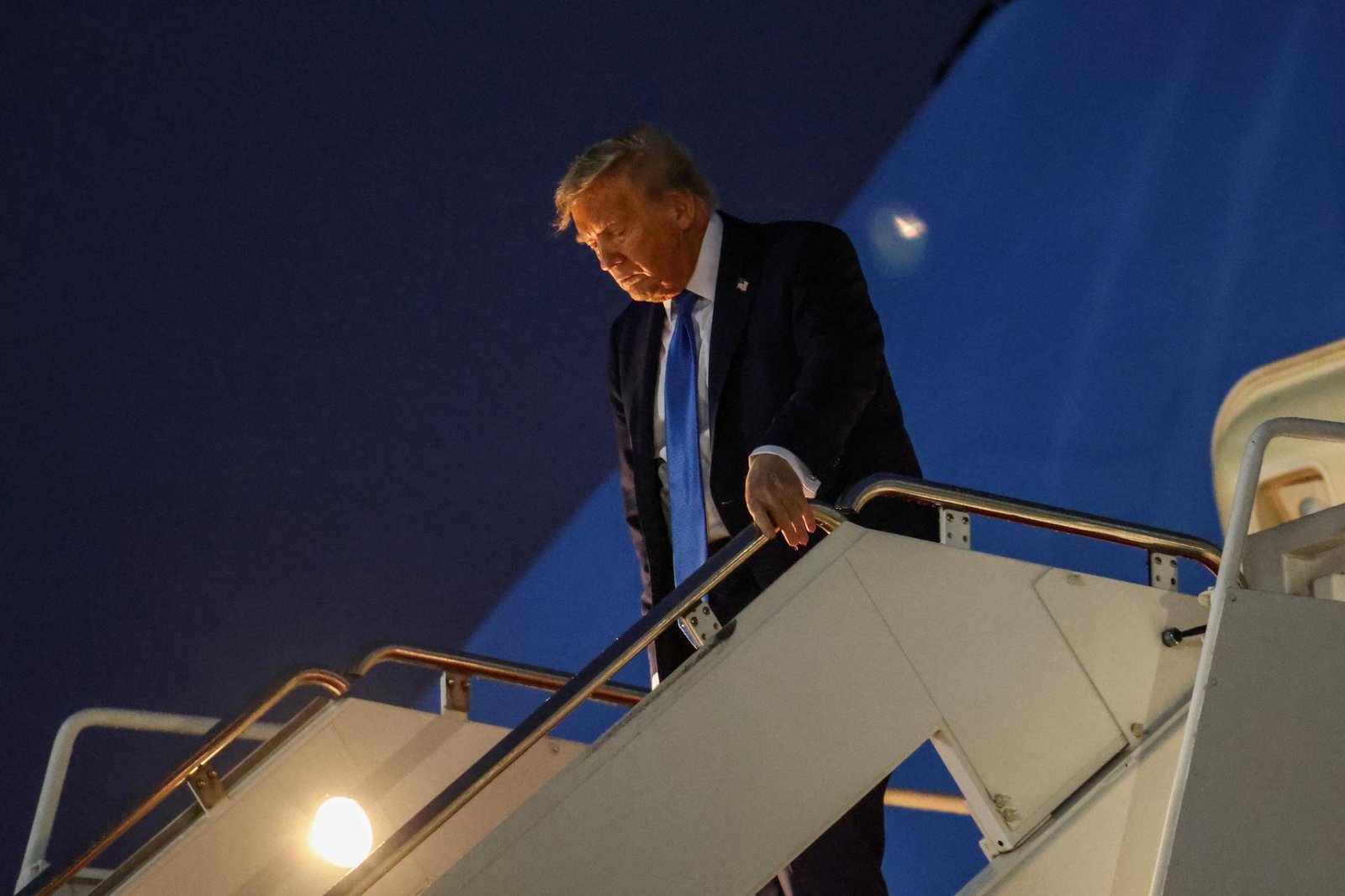 Trump má po zasadnutí národnej bezpečnostnej rady zvažovať možnosť útoku na Irán Trump má po zasadnutí národnej bezpečnostnej rady zvažovať možnosť útoku na Irán