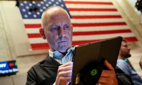 Americké kvôli pokračujúcemu geopolitickému napätiu klesli, investori čakajú na rozhodnutie Fedu