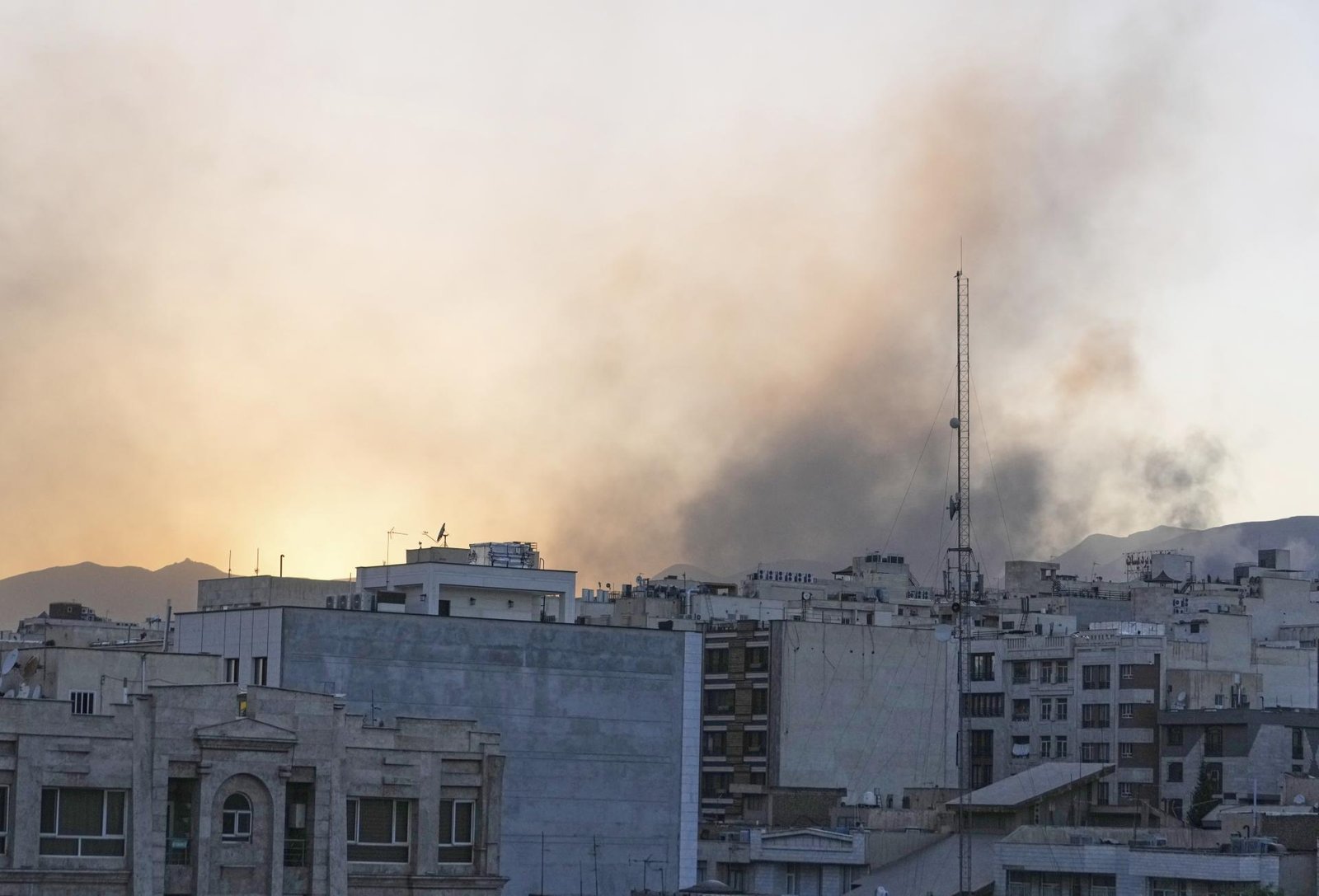 Izrael dokončil ďalšiu vlnu útokov na 20 cieľov v Teheráne, Irán vzápätí odpálil rakety Izrael dokončil ďalšiu vlnu útokov na 20 cieľov v Teheráne, Irán vzápätí odpálil rakety
