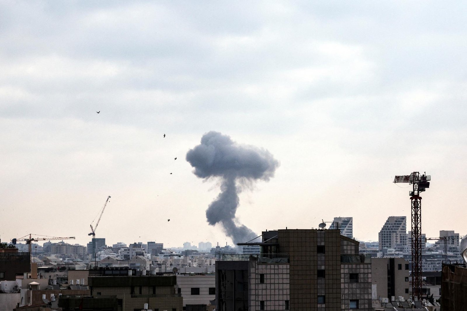 Izrael v noci zasiahol vojenský komplex pri Teheráne. Irán vyslal balistickú raketu Izrael v noci zasiahol vojenský komplex pri Teheráne. Irán vyslal balistickú raketu