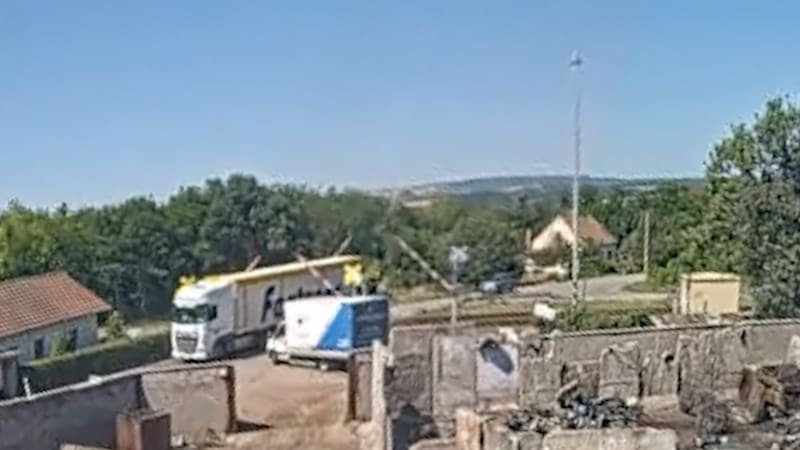 Na prahu tragédie: Kamion ignoroval červenou a na přejezdu zlomil padající závoru, ukazují záběry Na prahu tragédie: Kamion ignoroval červenou a na přejezdu zlomil padající závoru, ukazují záběry