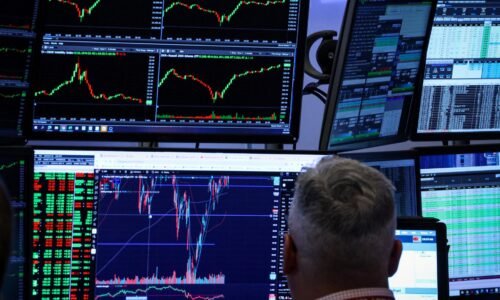 Akcie v USA vďaka prímeriu a vystúpeniu šéfa Fedu stúpli, darilo sa technologickému sektoru. Dolár klesol