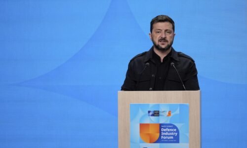 Zelenskyj mal na schôdzke s Trumpom v Haagu sako. V USA predtým jeho oblečenie kritizovali
