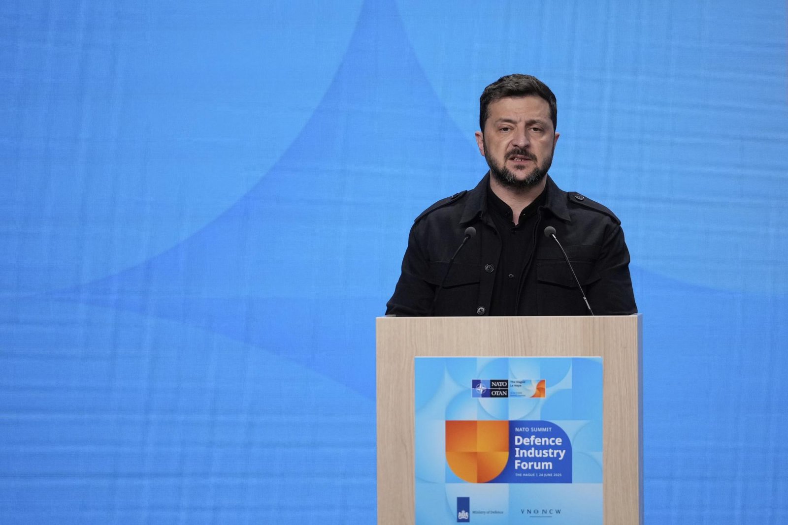 Zelenskyj mal na schôdzke s Trumpom v Haagu sako. V USA predtým jeho oblečenie kritizovali Zelenskyj mal na schôdzke s Trumpom v Haagu sako. V USA predtým jeho oblečenie kritizovali