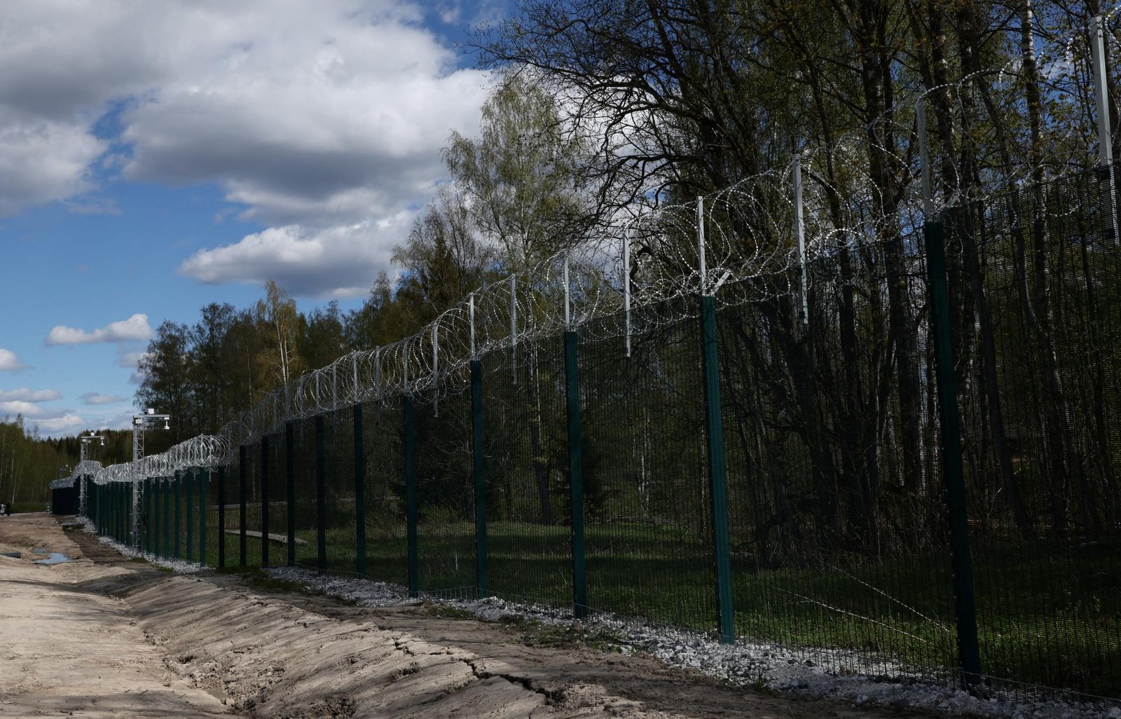 Fínsko pokračuje v stavbe plota na hranici s Ruskom, dokončilo ďalší úsek Fínsko pokračuje v stavbe plota na hranici s Ruskom, dokončilo ďalší úsek