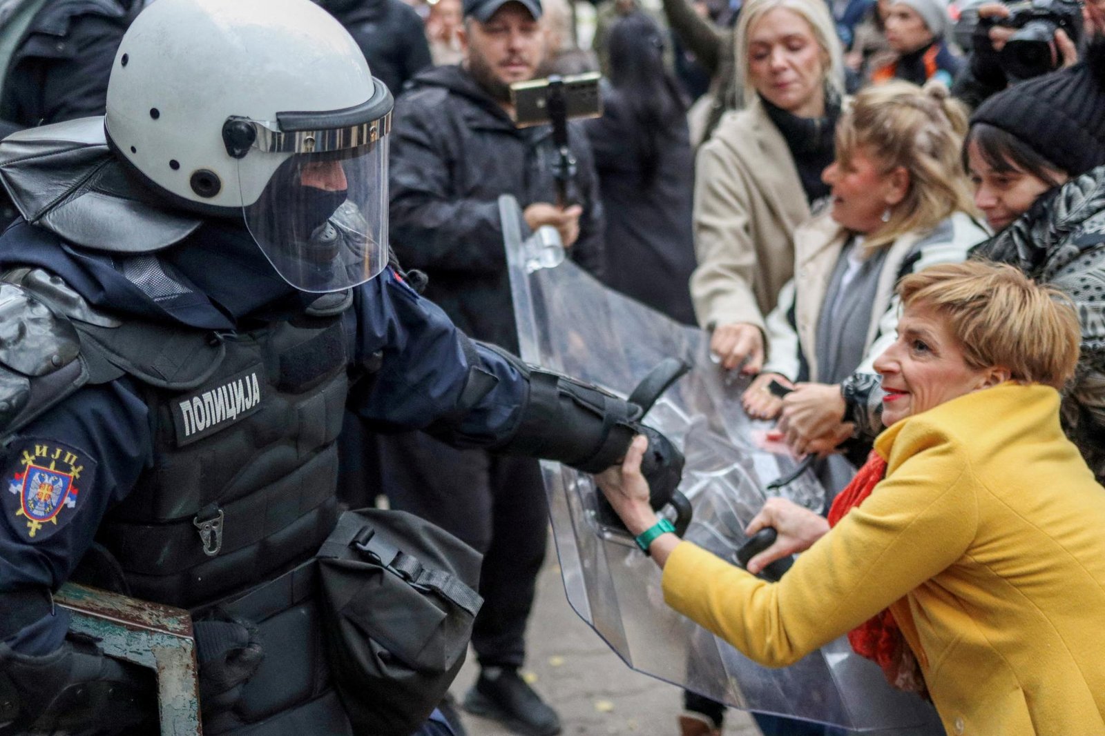 V Srbsku stúpa napätie pred zhromaždením zvolaným na sobotňajší Vidovdan. Polícia zadržala šesť ľudí V Srbsku stúpa napätie pred zhromaždením zvolaným na sobotňajší Vidovdan. Polícia zadržala šesť ľudí
