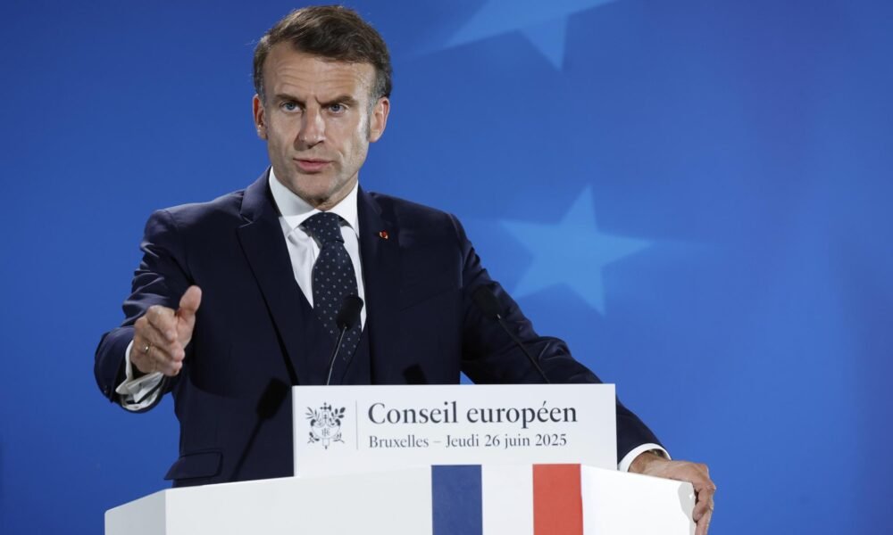 Macron telefonoval s iránskym prezidentom, vyzval na ďalšie rokovania o jadrových otázkach