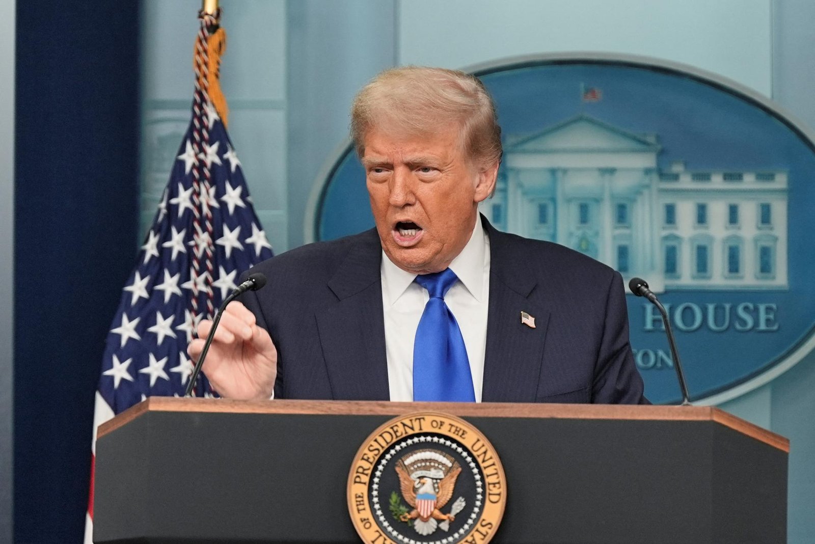 Trump: Chameneího som zachránil pred škaredou a potupnou smrťou Trump: Chameneího som zachránil pred škaredou a potupnou smrťou