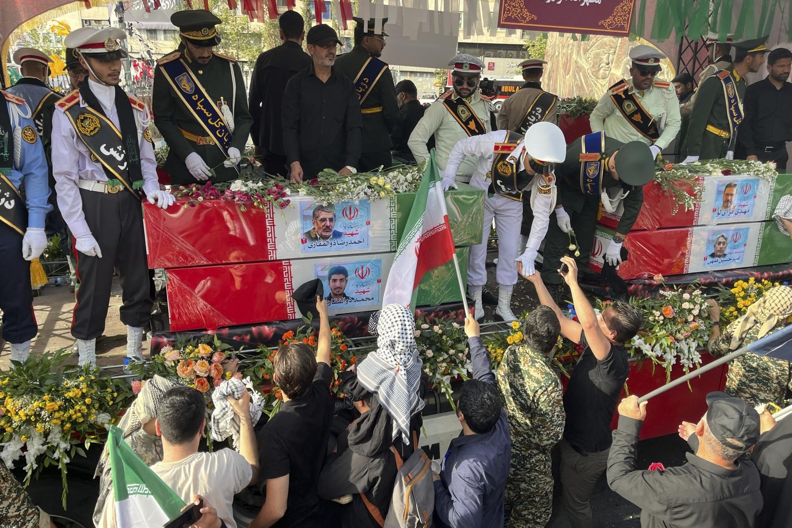 Teherán zaplnili davy ľudí. V Iráne sa konal štátny pohreb veliteľov a vedcov zabitých vo vojne s Izraelom Teherán zaplnili davy ľudí. V Iráne sa konal štátny pohreb veliteľov a vedcov zabitých vo vojne s Izraelom