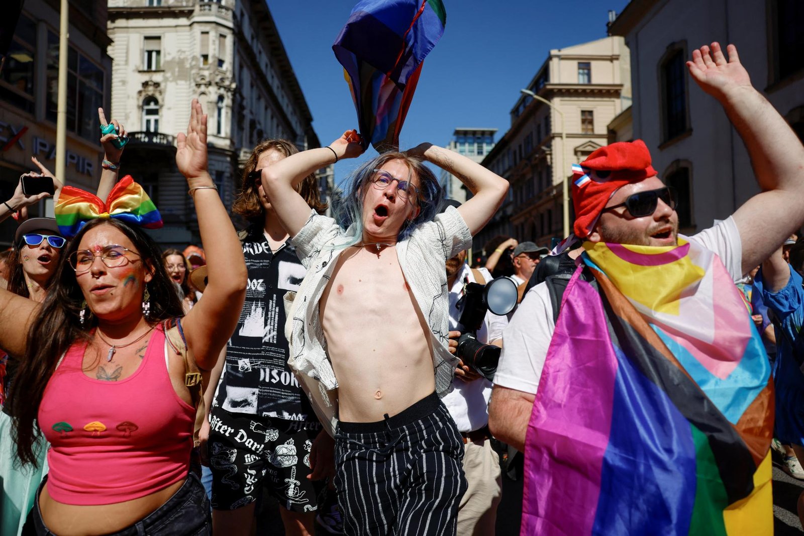 V Budapešti napriek zákazu začal pochod hrdosti LGBT komunity, dorazili desaťtisíce ľudí V Budapešti napriek zákazu začal pochod hrdosti LGBT komunity, dorazili desaťtisíce ľudí