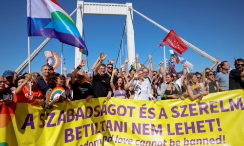Zakázaný pochod Pride v Budapešti prilákal 200-tisíc ľudí, Most Slobody však zablokovali odporcovia podujatia