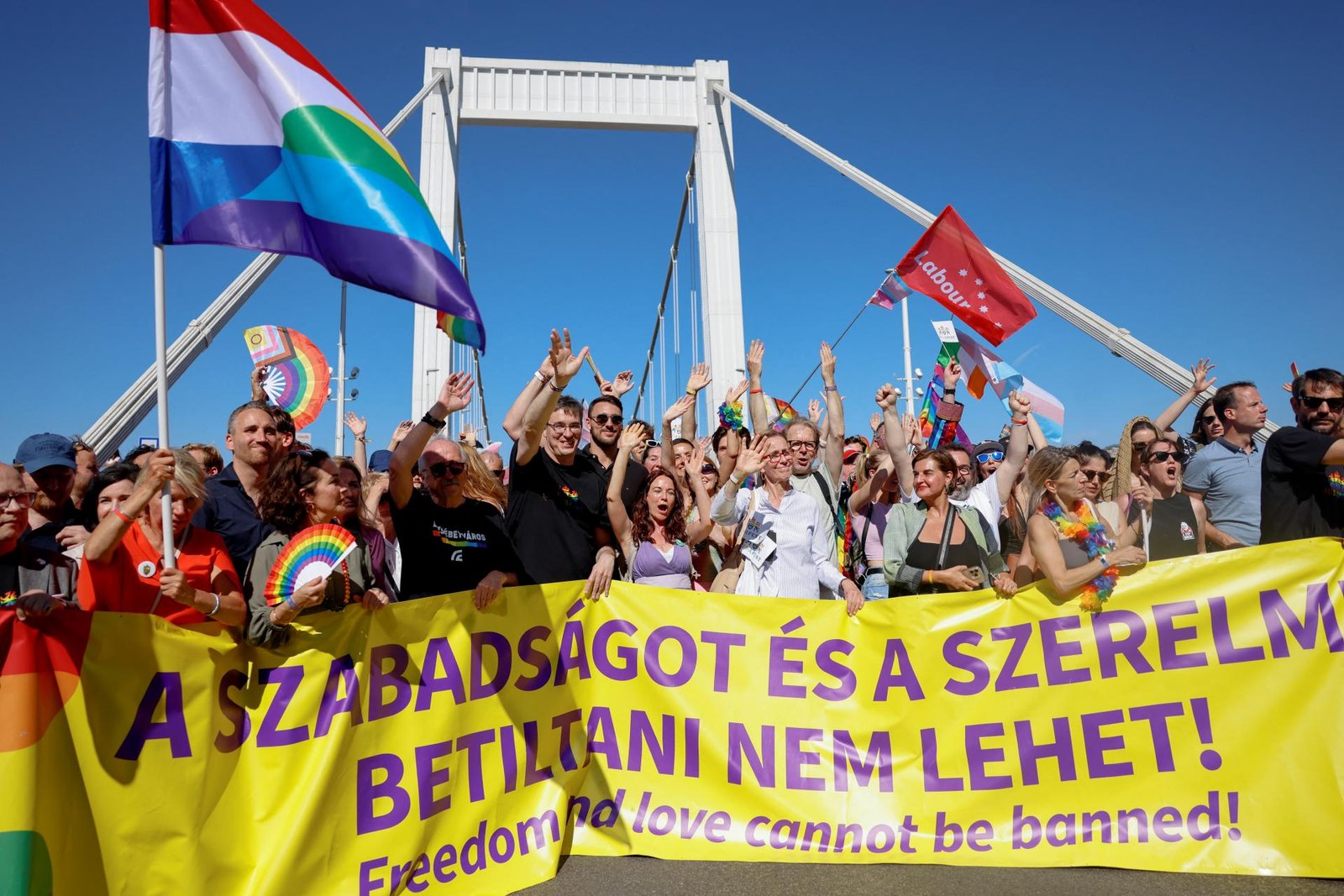 Zakázaný pochod Pride v Budapešti prilákal 200-tisíc ľudí, Most Slobody však zablokovali odporcovia podujatia Zakázaný pochod Pride v Budapešti prilákal 200-tisíc ľudí, Most Slobody však zablokovali odporcovia podujatia