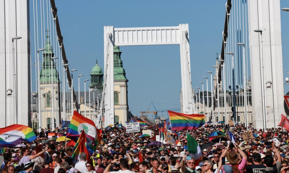 Na zakázanom pochode Budapest Pride sa zišli desaťtisíce ľudí. Malé skupinky sa snažili podujatie narušiť