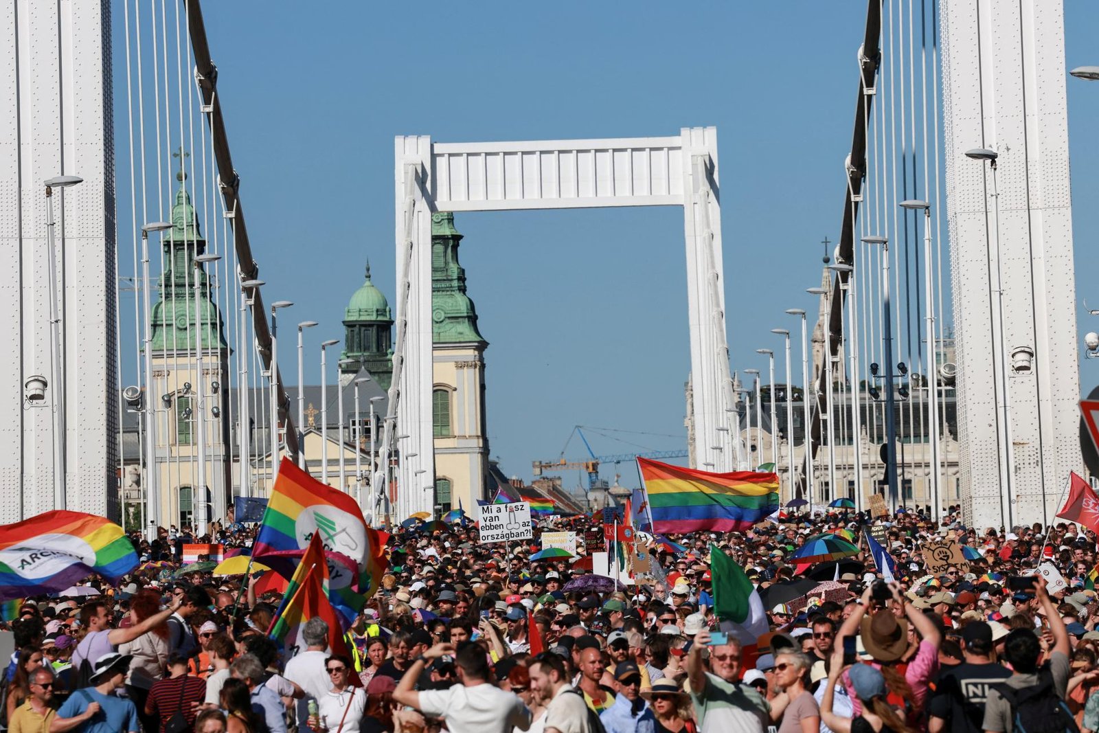 Na zakázanom pochode Budapest Pride sa zišli desaťtisíce ľudí. Malé skupinky sa snažili podujatie narušiť Na zakázanom pochode Budapest Pride sa zišli desaťtisíce ľudí. Malé skupinky sa snažili podujatie narušiť