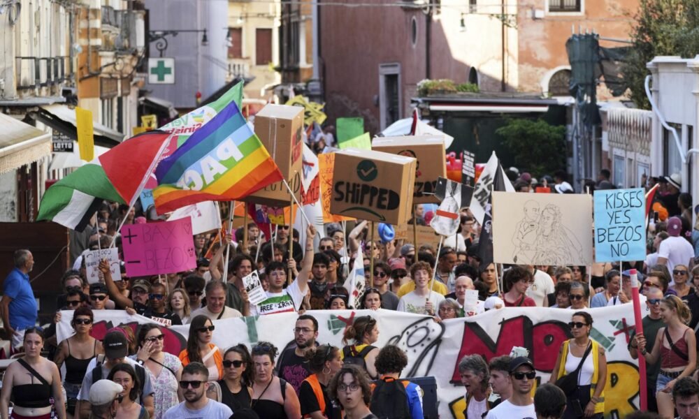 „No Space 4 Bezos“. Bezosovu svadbu v Benátkach poznačil laserový protest, niektorí miestni ju odsúdili