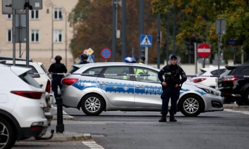 Muž podozrivý z dvojitej vraždy v Poľsku strieľal na políciu a následne ušiel do lesa. Pátranie pokračuje