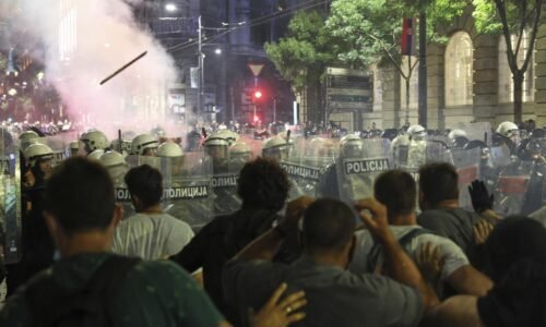 Vučič odmieta požiadavky demonštrantov, protest v Belehrade odsúdil. Sľubuje ďalšie zatýkania