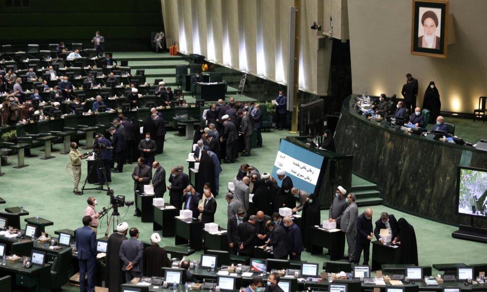 Iránsky parlament schválil zákaz používania Starlinku. Ak ho niekto poruší, môže byť zbičovaný