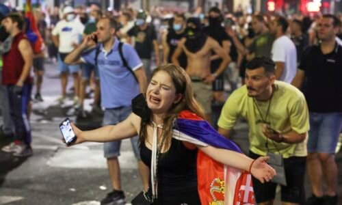 Drsné záběry z Bělehradu. Srbská policie se ostře střetla s protivládními demonstranty