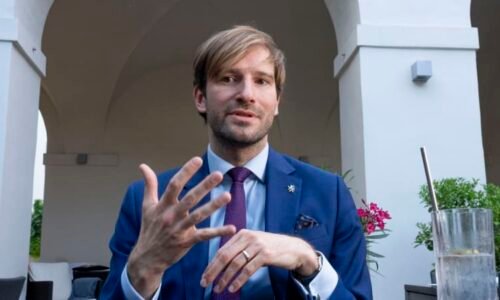 Adam Vojtěch opět na scéně. Chci pomáhat v Česku a pracovat pro naše zdravotnictví, hlásí