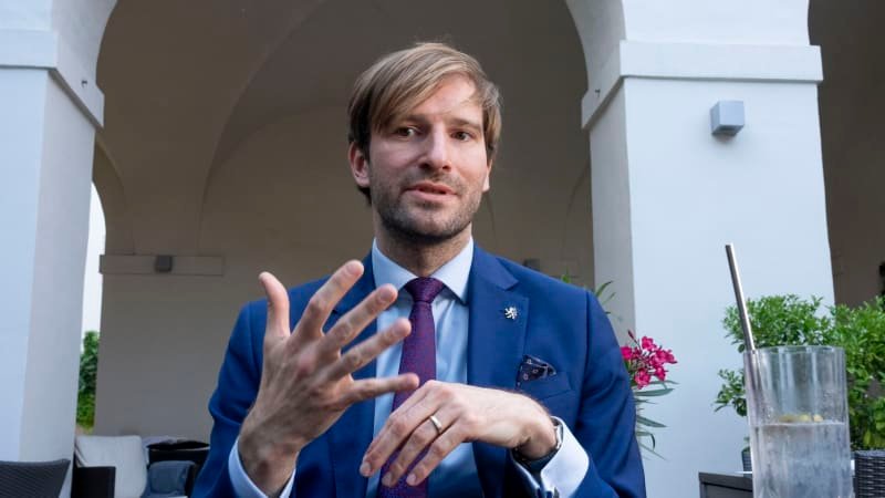 Adam Vojtěch opět na scéně. Chci pomáhat v Česku a pracovat pro naše zdravotnictví, hlásí