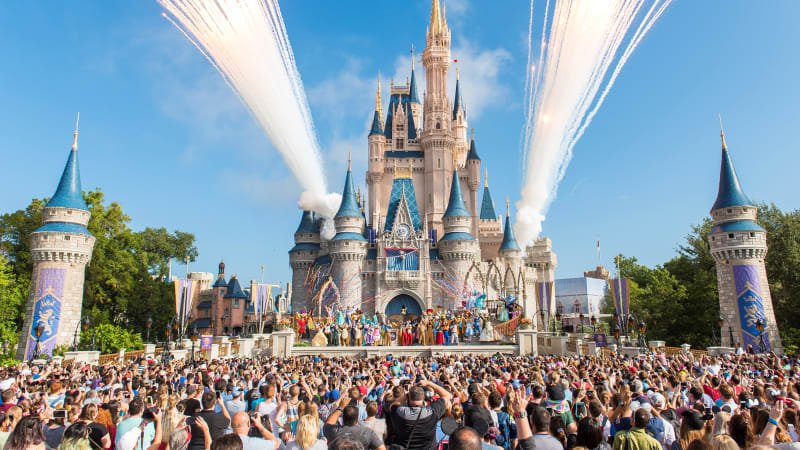 Fingovaná svatba v Disneylandu skončila fiaskem. Vdávat se měla devítiletá dívka Fingovaná svatba v Disneylandu skončila fiaskem. Vdávat se měla devítiletá dívka