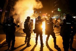 Masová protivládní demonstrace v Bělehradě se zvrhla v nepokoje (video) Masová protivládní demonstrace v Bělehradě se zvrhla v nepokoje (video)