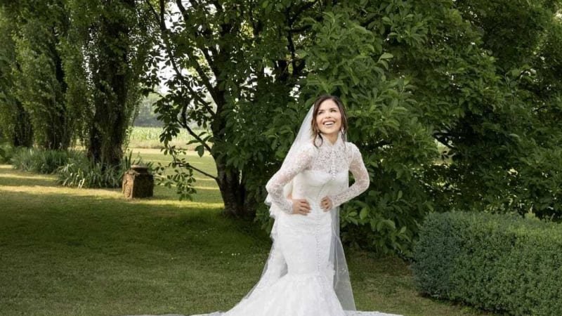 První snímky z obřadu století. Podívejte se, jaké šaty měla Bezosova nevěsta První snímky z obřadu století. Podívejte se, jaké šaty měla Bezosova nevěsta