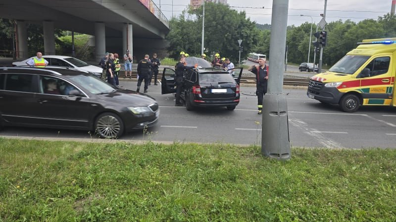 Vážná nehoda čtyř aut v Praze: Zranila se žena, řidič utekl. Policisté prohledávají okolí Vážná nehoda čtyř aut v Praze: Zranila se žena, řidič utekl. Policisté prohledávají okolí
