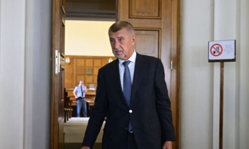 Zazněla typická hláška Andreje Babiše: Neodstoupím. Spolu ho ostřeluje kvůli Čapímu hnízdu