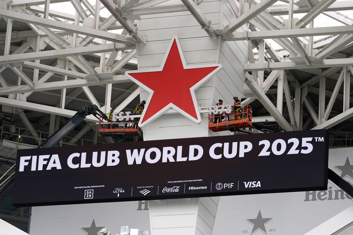 FIFA mení MS klubov na americkú šou. Inováciu predstavila aj pri nástupe hráčov na ihrisko FIFA mení MS klubov na americkú šou. Inováciu predstavila aj pri nástupe hráčov na ihrisko