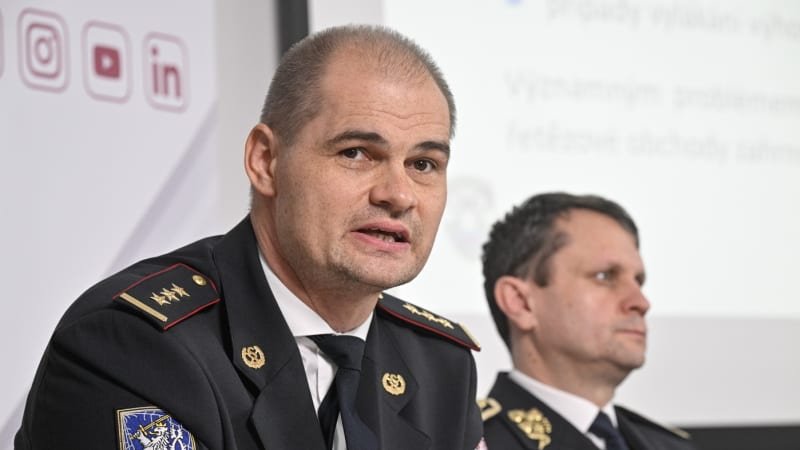 Velká policejní razie ve třech krajích: Detektivové z NCOZ měli zadržet zhruba deset lidí Velká policejní razie ve třech krajích: Detektivové z NCOZ měli zadržet zhruba deset lidí