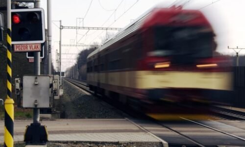 Smrtelná nehoda na železnici v Praze. Vlak zabil ženu nedaleko zastávky Rajská zahrada