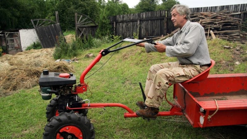 Herec Zdeněk Žák vyměnil Prahu za venkov. Koupil statek a stal se z něj vášnivý farmář Herec Zdeněk Žák vyměnil Prahu za venkov. Koupil statek a stal se z něj vášnivý farmář