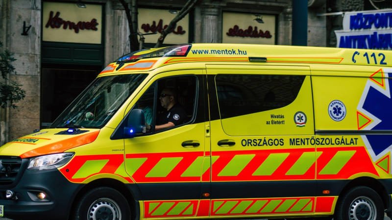 Maďarští policisté zastavili kvůli politikům houkající sanitku. Údajně šlo o Ficovu kolonu Maďarští policisté zastavili kvůli politikům houkající sanitku. Údajně šlo o Ficovu kolonu