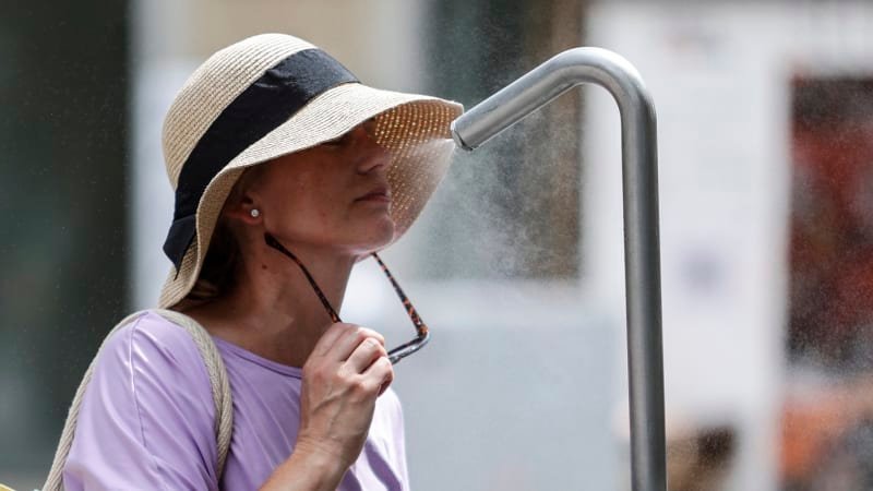 VÝSTRAHA: Česko zůstane v sevření tropických teplot, bude ještě hůř. Kdy vedra utnou bouřky? VÝSTRAHA: Česko zůstane v sevření tropických teplot, bude ještě hůř. Kdy vedra utnou bouřky?