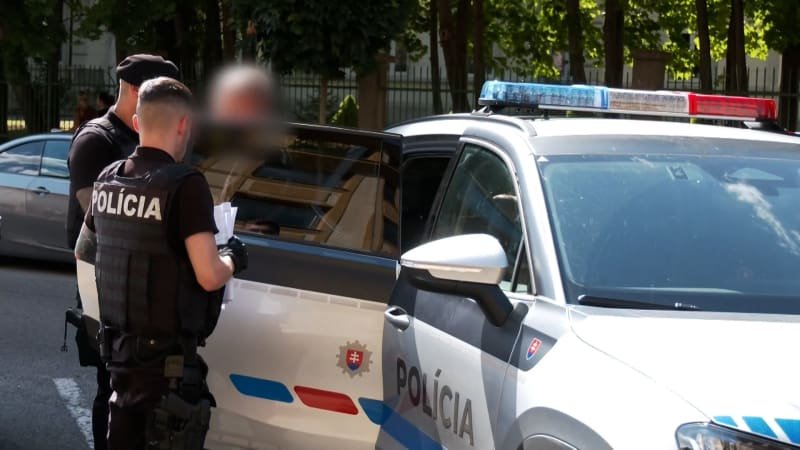 Muž na Slovensku zdrogoval sedmiletou dívku čokoládou. Včas mu utekla, skončila v nemocnici Muž na Slovensku zdrogoval sedmiletou dívku čokoládou. Včas mu utekla, skončila v nemocnici