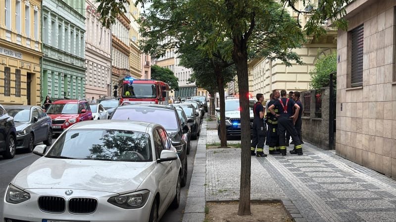 Neštěstí v centru Prahy: Nezletilý chlapec vypadl z pátého patra. Jeho stav zůstává vážný Neštěstí v centru Prahy: Nezletilý chlapec vypadl z pátého patra. Jeho stav zůstává vážný