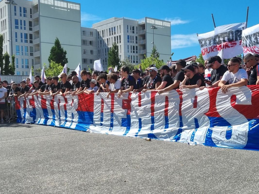 VIDEO Masívne protesty v Lyone. Fanúšikovia by amerického majiteľa roztrhali v zuboch!