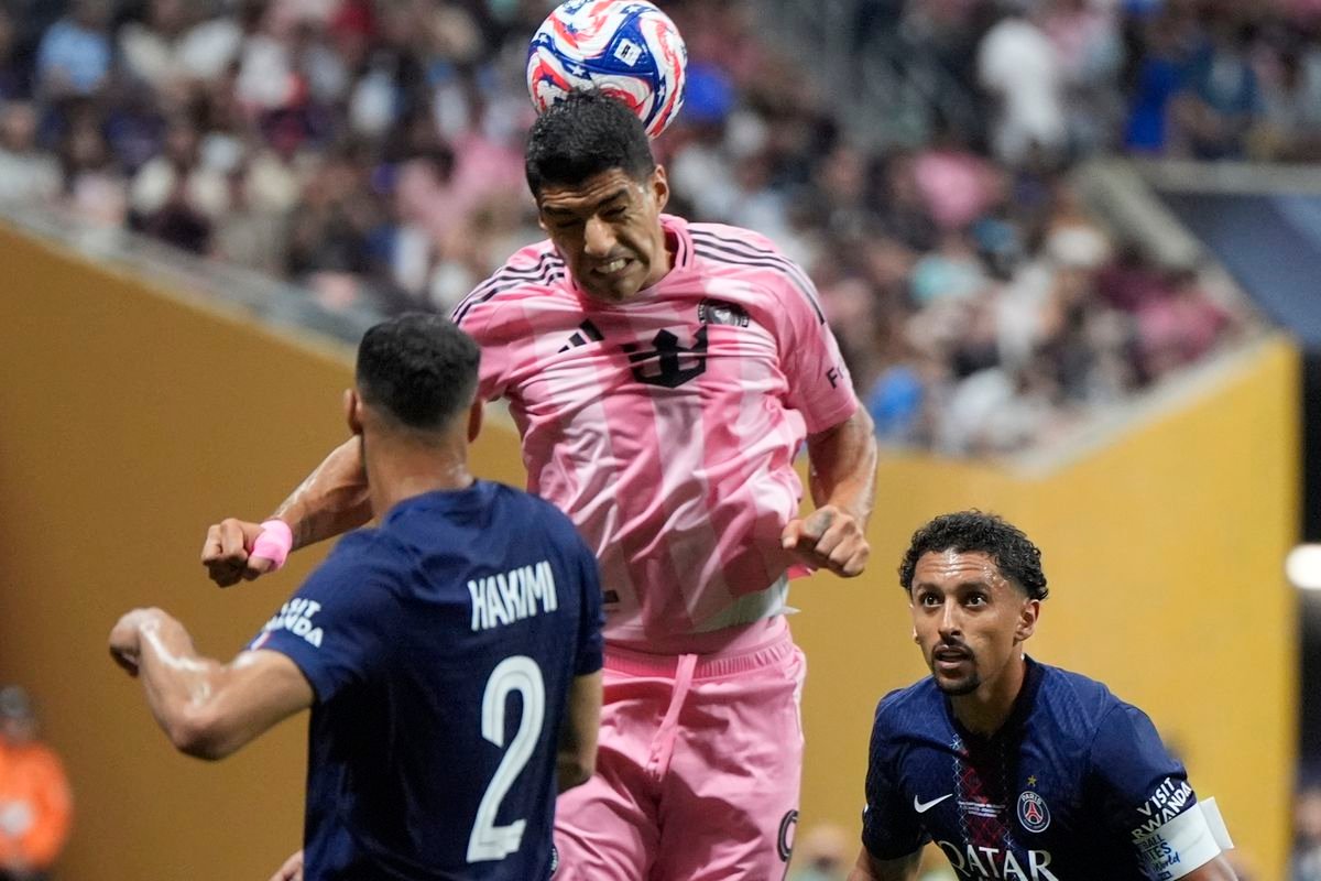Behali, akoby niesli vrecia s cementom. Zlatan Ibrahimovič opäť perlil: Messi hrá so sochami